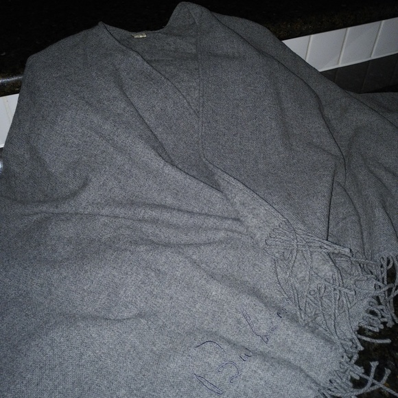 Burberry grey wool/cashmere cape - Picture 3 of 3